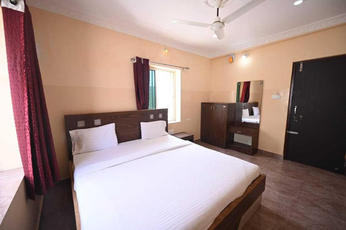 Oyo Flagship Hotel New Moon Inn Puri Exterior photo