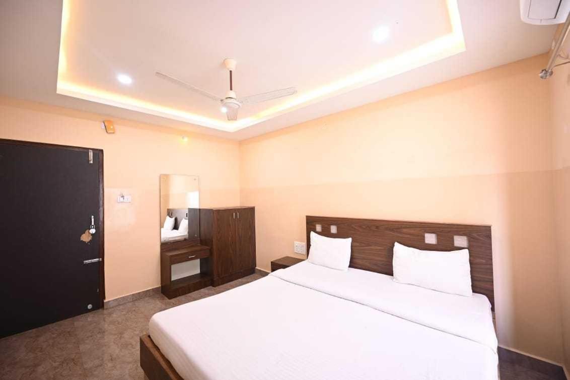 Oyo Flagship Hotel New Moon Inn Puri Exterior photo